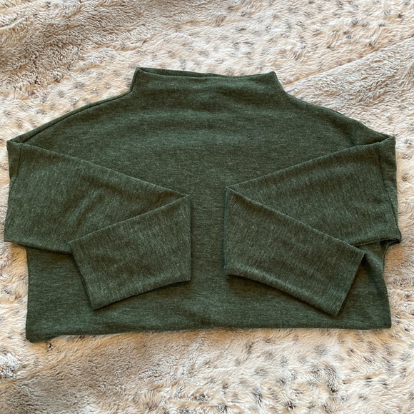 NWOT - Tresics mock turtle neck pullover. Size Large. - Picture 5 of 10